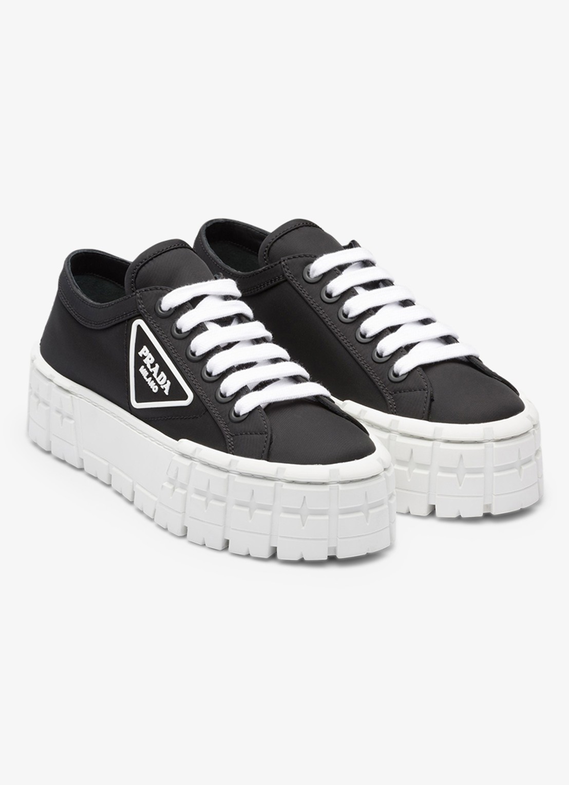Prada Re-Nylon Double Wheel sneaker met logo en plateauzool - voorkant zwart