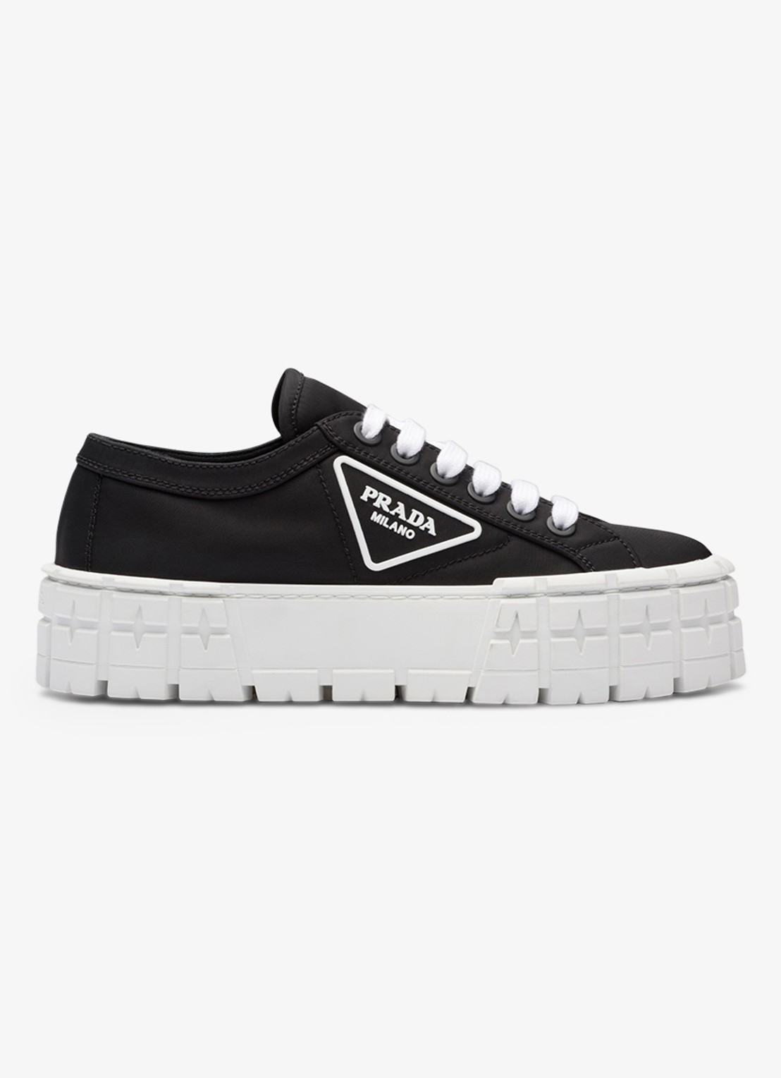 Prada Re-Nylon Double Wheel sneaker met logo en plateauzool - voorkant 2 zwart