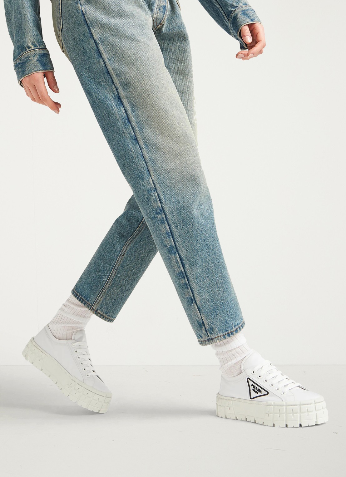 Prada Re-Nylon Double Wheel sneaker met logo en plateauzool - achterkant wit
