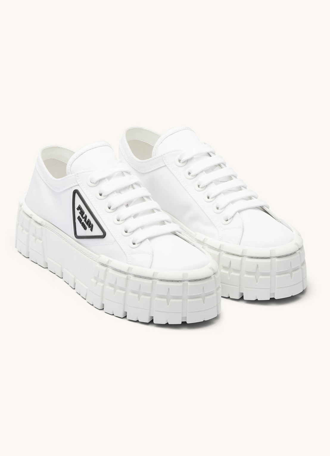 Prada Re-Nylon Double Wheel sneaker met logo en plateauzool - voorkant 2 wit