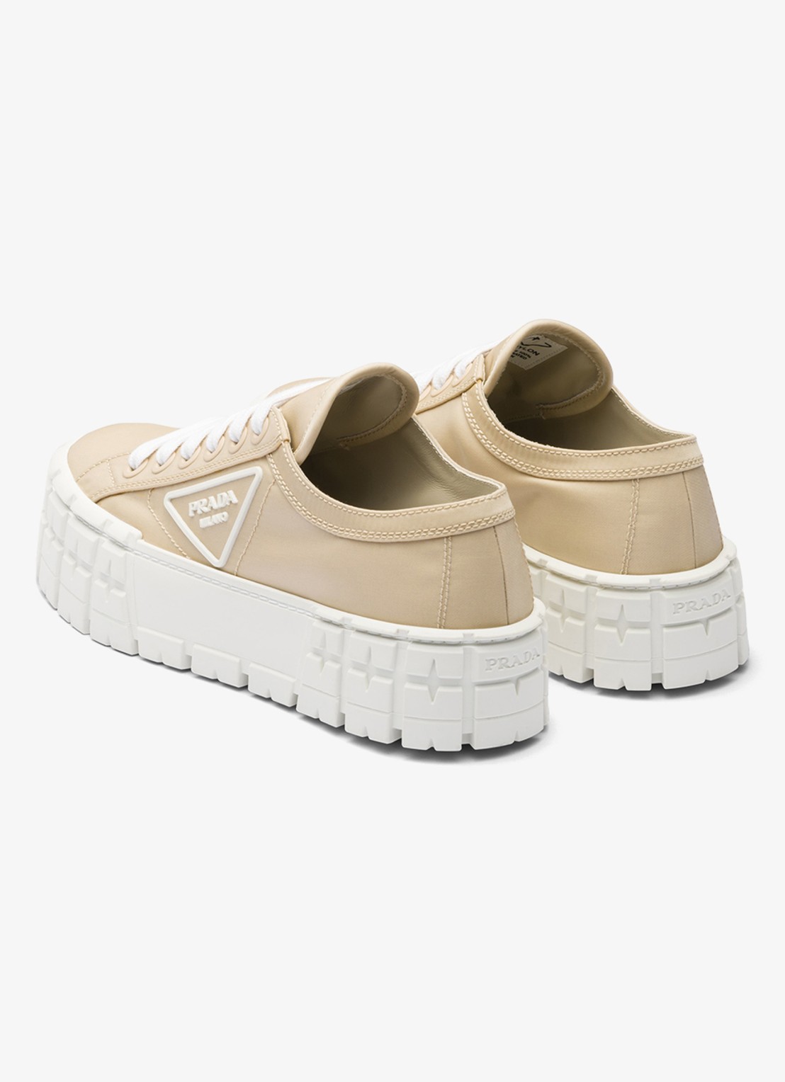 Prada Re-Nylon Double Wheel sneaker met logo en plateauzool - achterkant donkerbeige