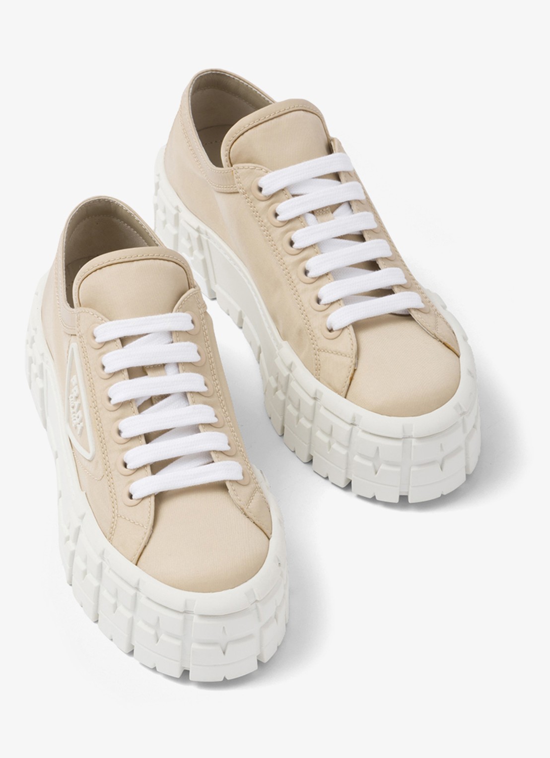 Prada Re-Nylon Double Wheel sneaker met logo en plateauzool - detail 3 donkerbeige