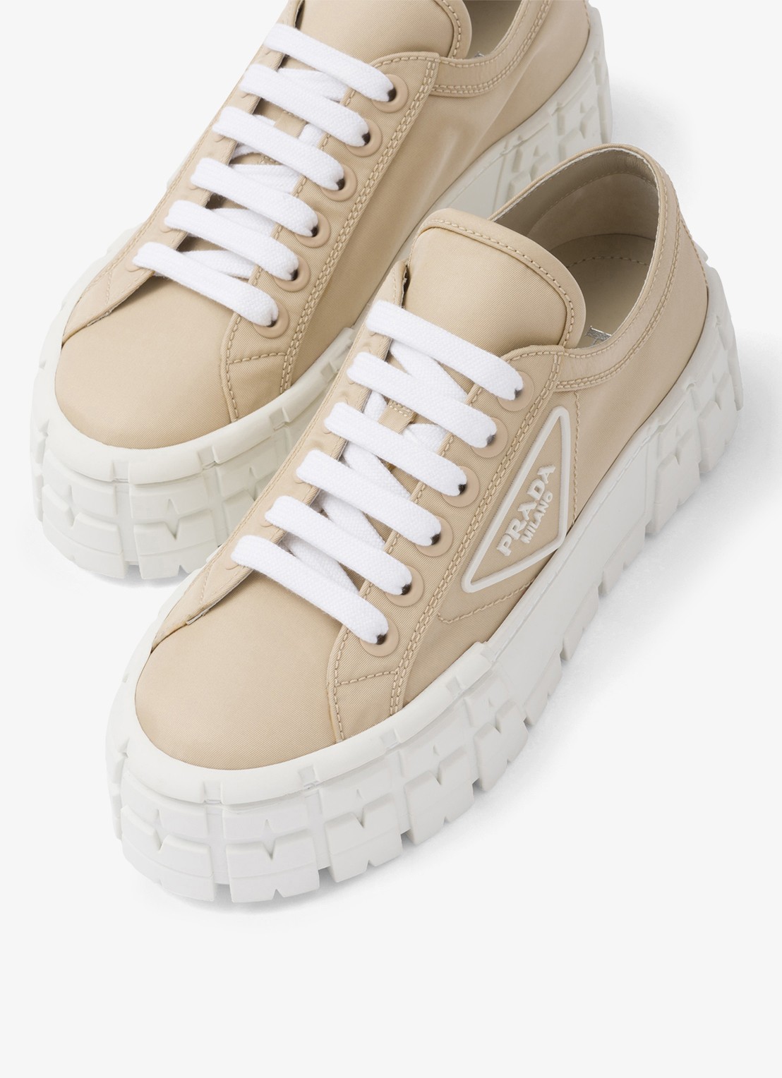 Prada Re-Nylon Double Wheel sneaker met logo en plateauzool - detail 4 donkerbeige