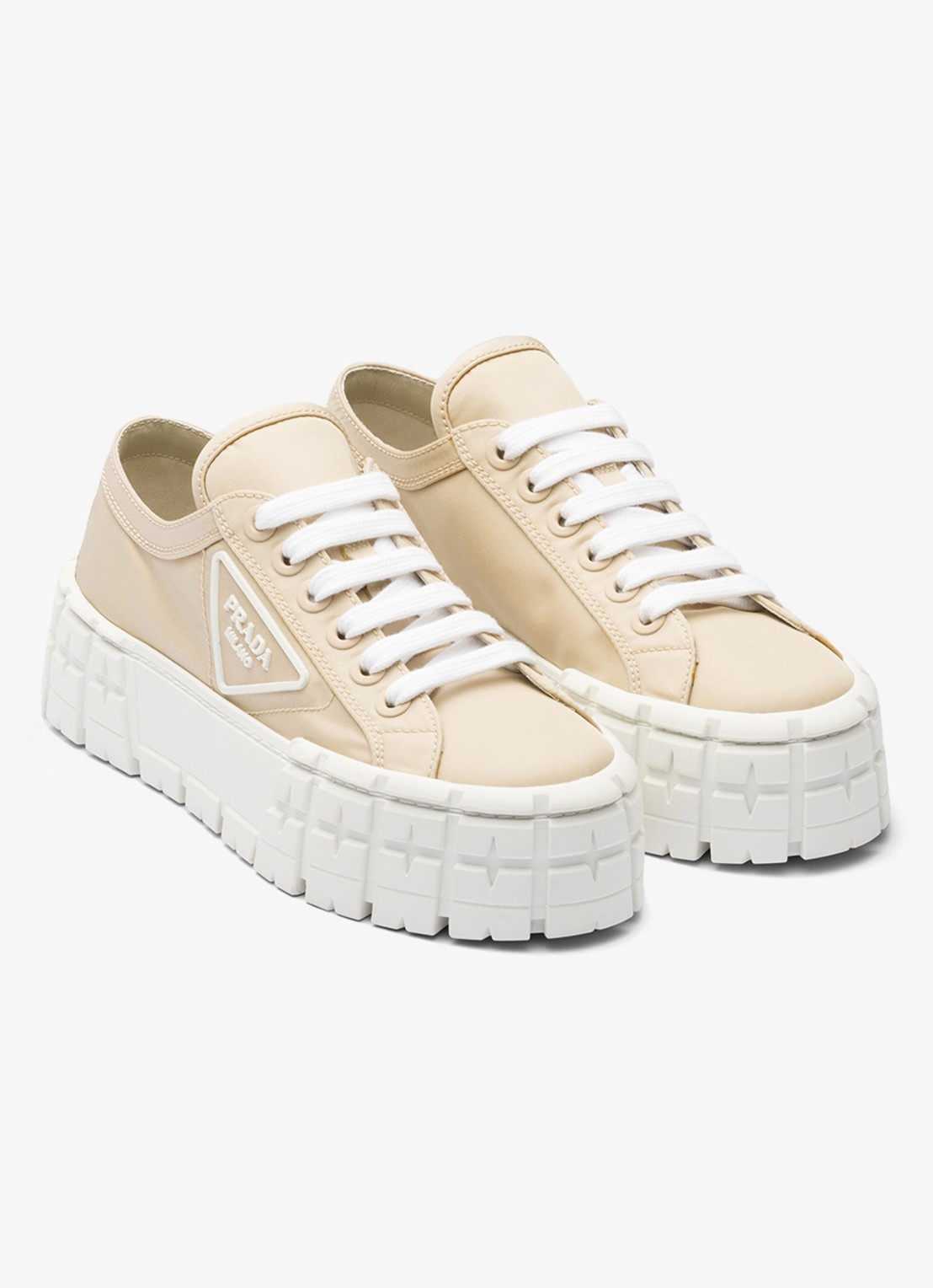 Prada Re-Nylon Double Wheel sneaker met logo en plateauzool - voorkant 8 donkerbeige