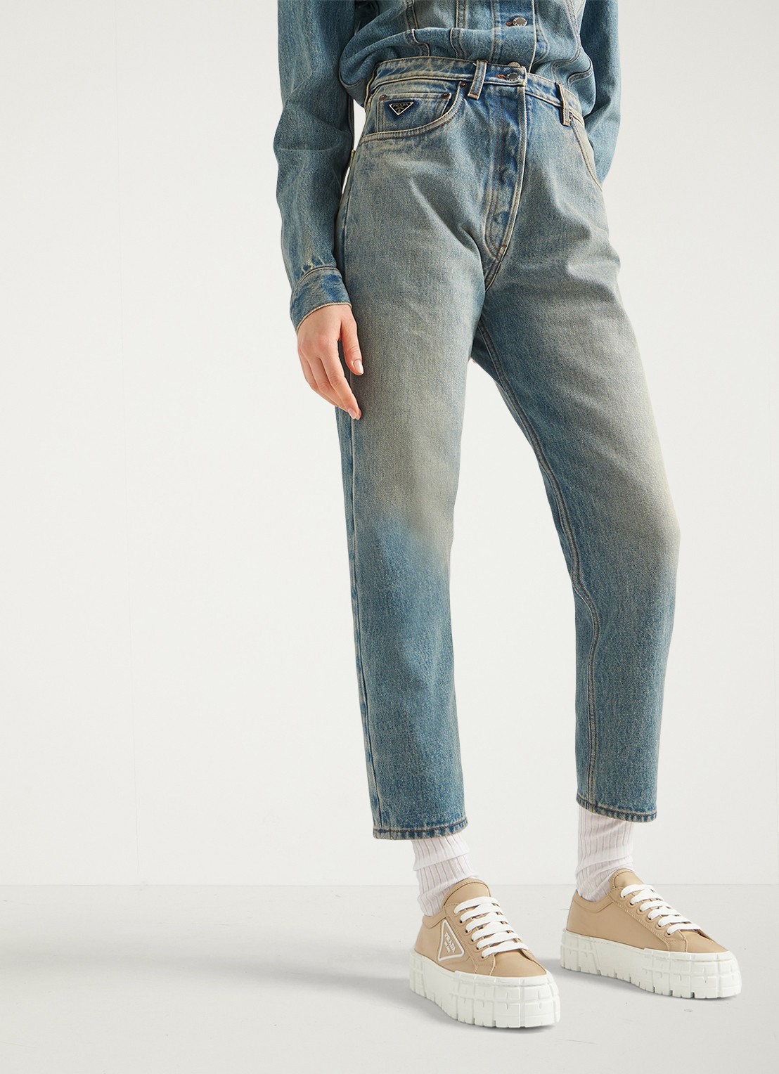 Prada Re-Nylon Double Wheel sneaker met logo en plateauzool - detail 6 donkerbeige