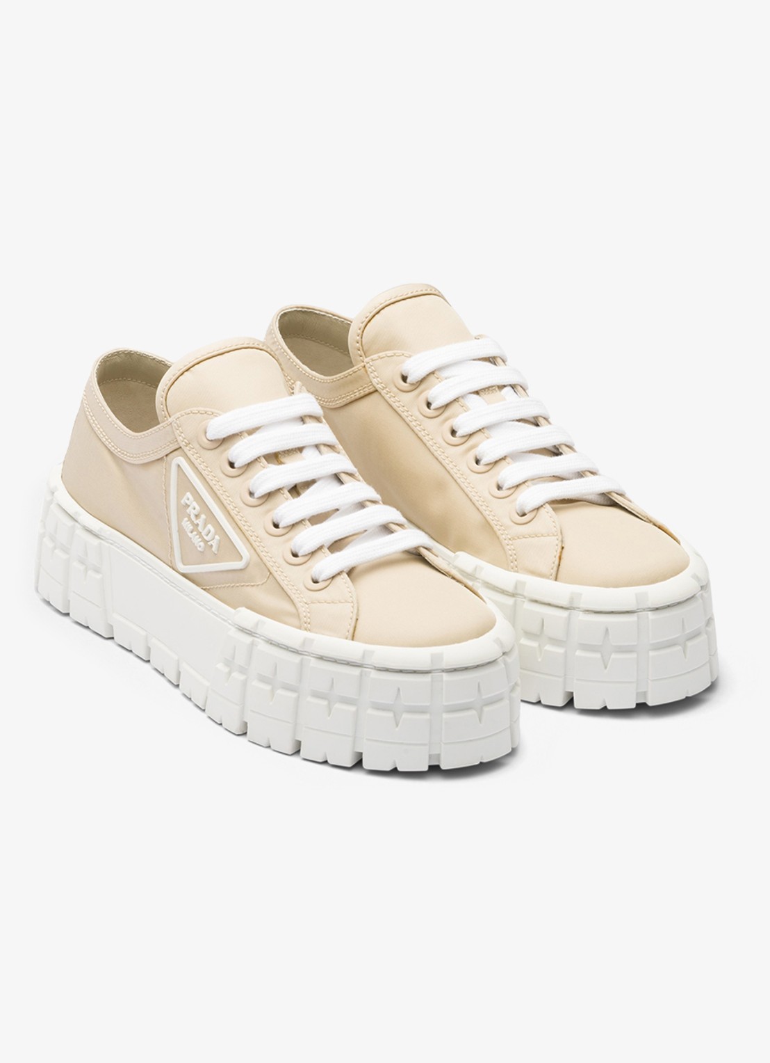 Prada Re-Nylon Double Wheel sneaker met logo en plateauzool - voorkant 10 donkerbeige