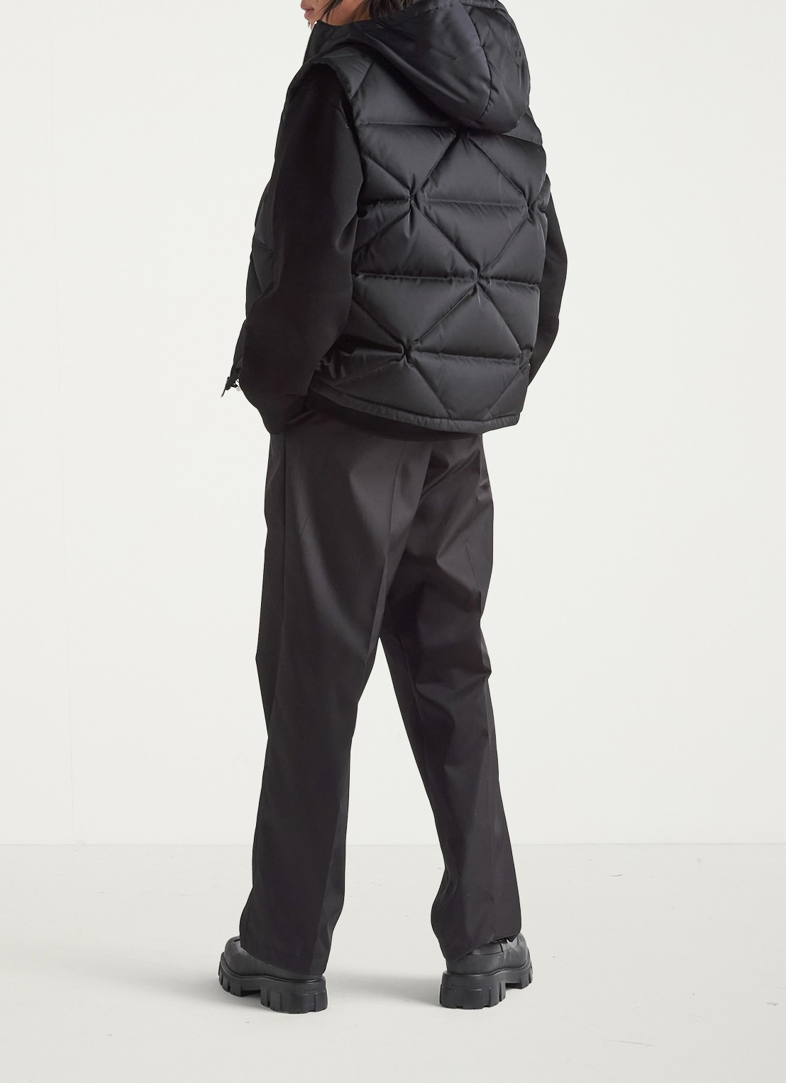 Prada Re-Nylon gewatteerde bodywarmer met donsvulling en capuchon - achterkant zwart
