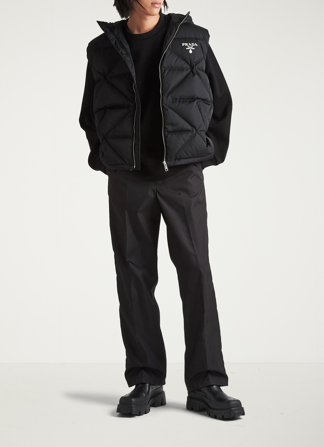 Prada Re-Nylon gewatteerde bodywarmer met donsvulling en capuchon - voorkant 3 zwart