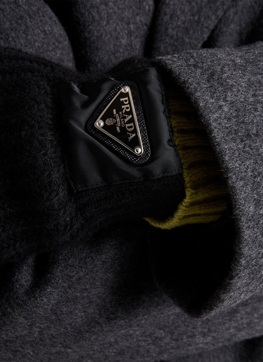 Prada Re-Nylon grofgebreide handschoenen in kasjmierblend - achterkant 4 zwart