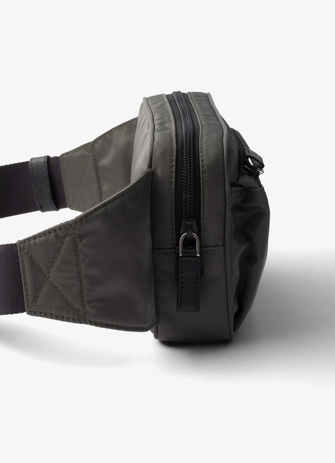 Prada Re-Nylon heuptas met leren details - detail olijfgroen