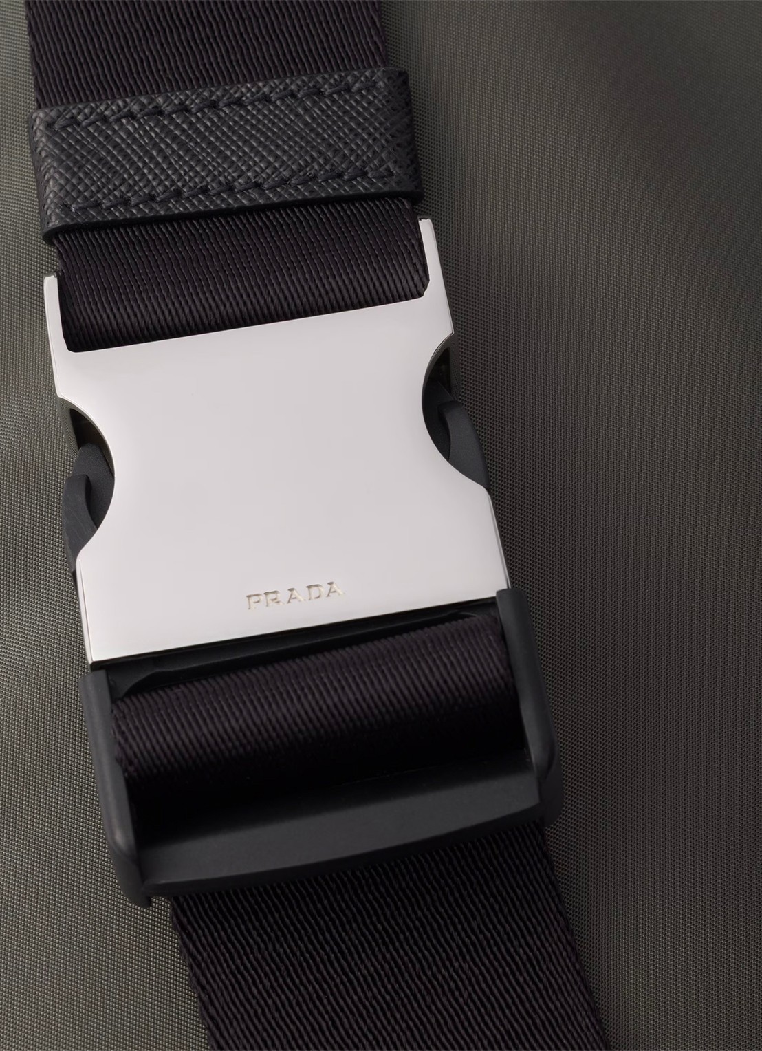 Prada Re-Nylon heuptas met leren details - detail 4 olijfgroen