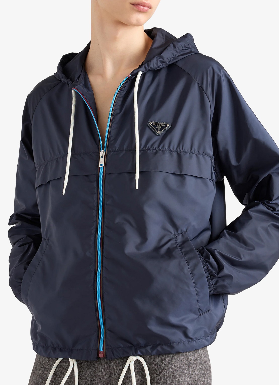 Prada Re-Nylon jack met capuchon en steekzakken - detail 4 donkerblauw