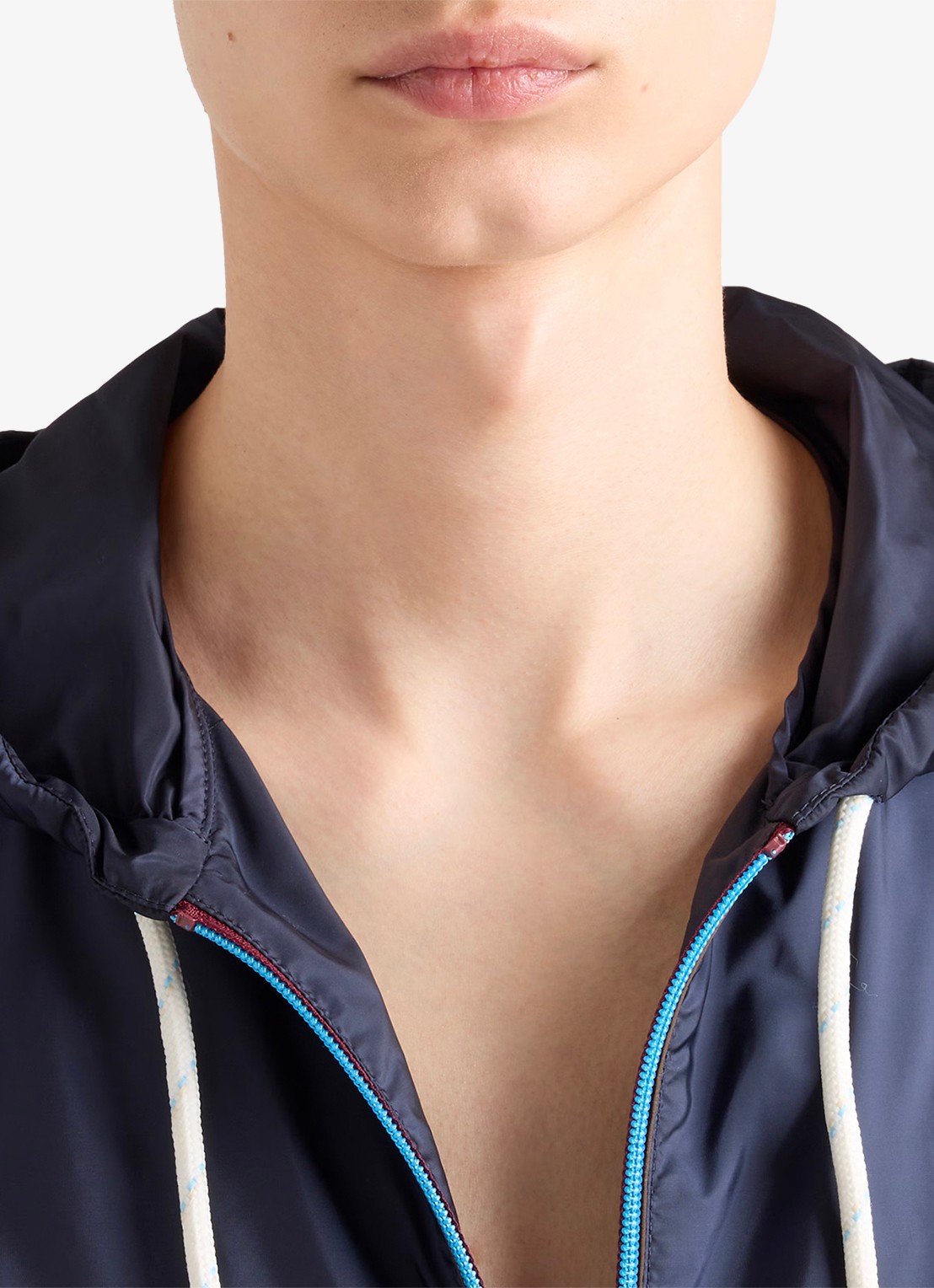 Prada Re-Nylon jack met capuchon en steekzakken - detail 5 donkerblauw