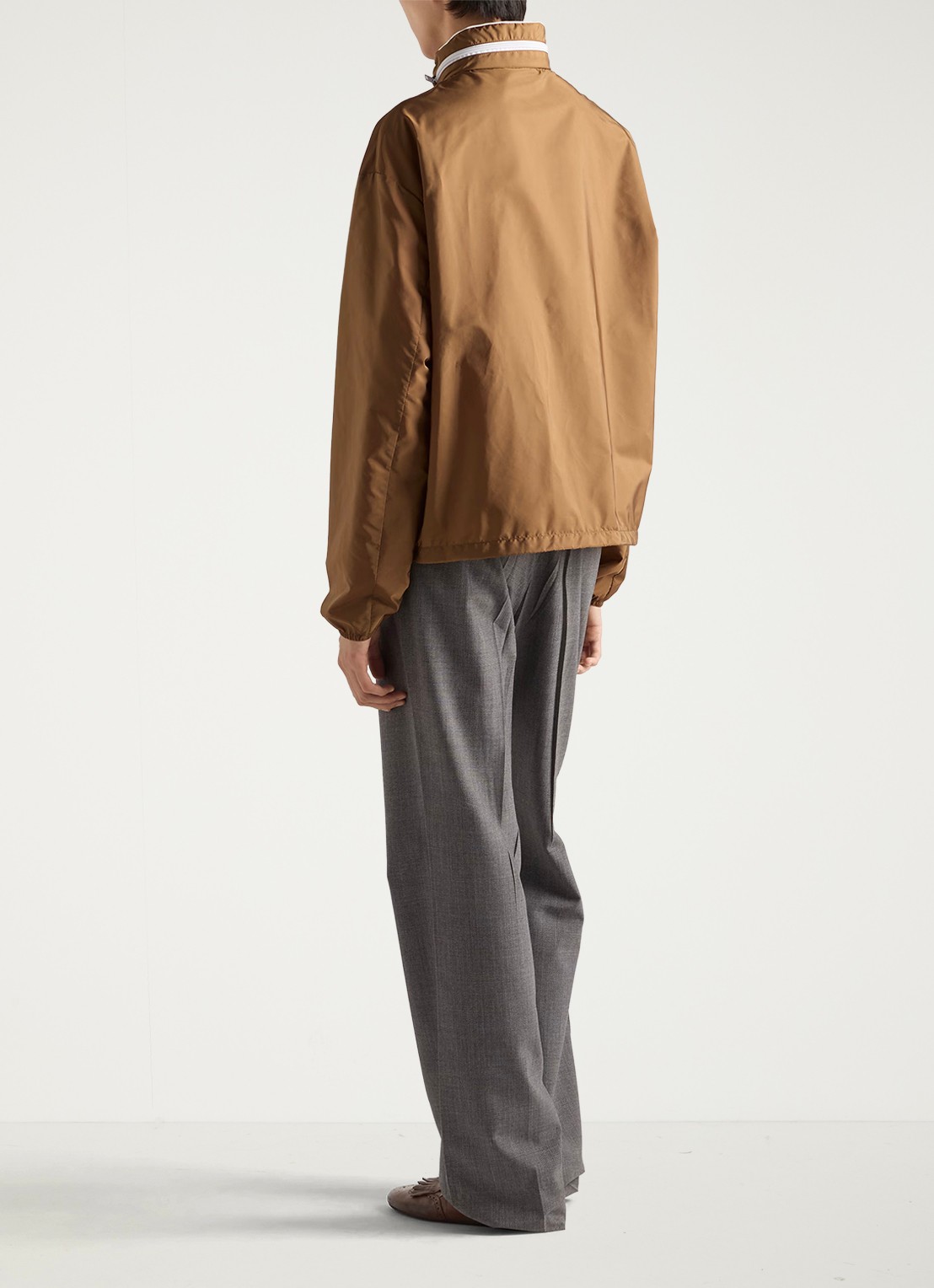 Prada Re-Nylon jack met opbergbare capuchon - achterkant 4 camel