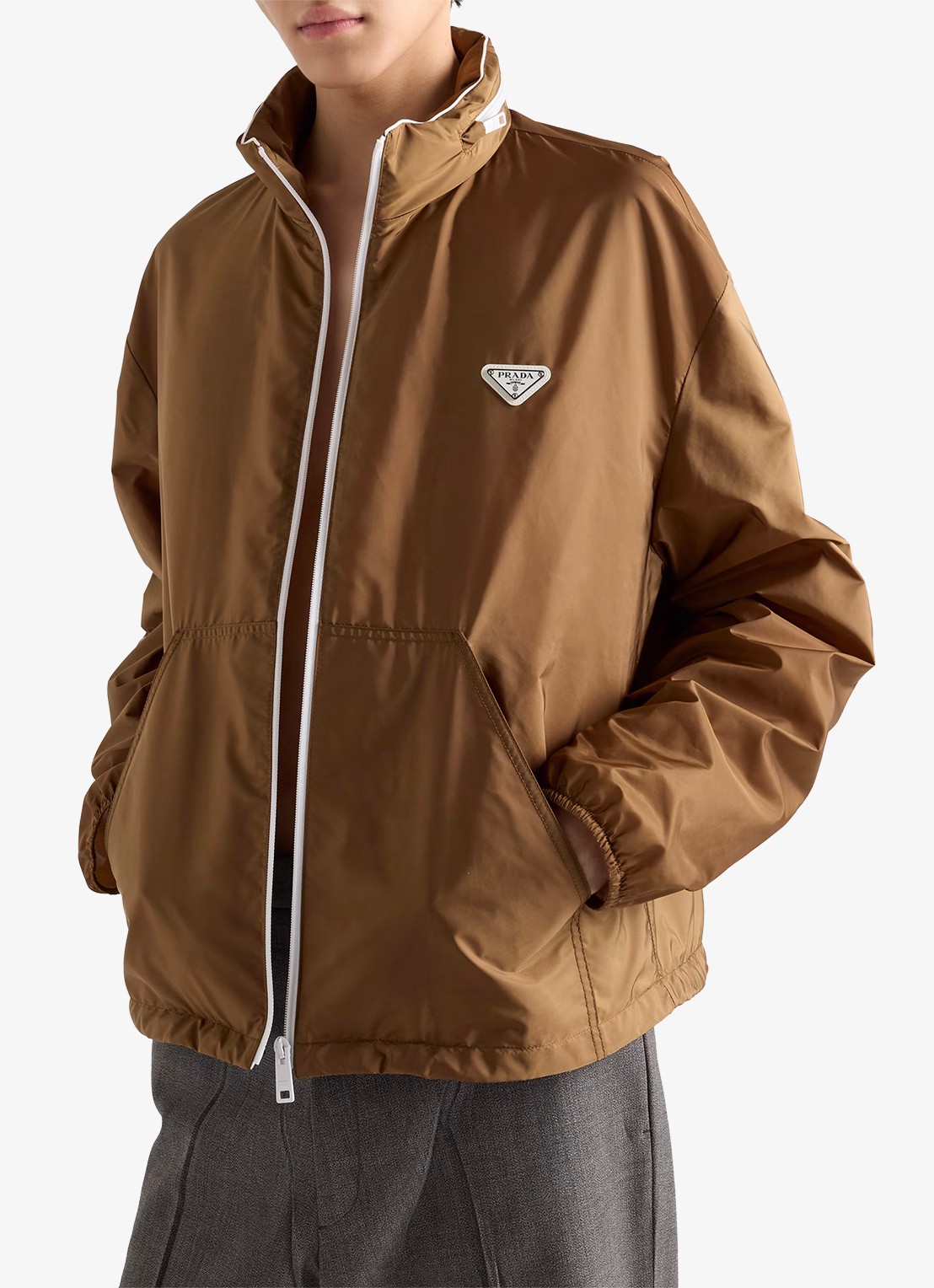 Prada Re-Nylon jack met opbergbare capuchon - detail camel