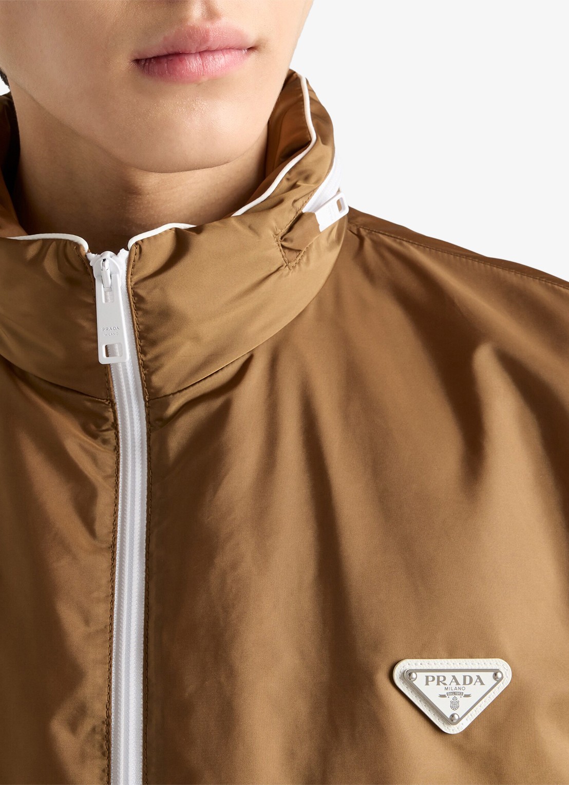 Prada Re-Nylon jack met opbergbare capuchon - detail 2 camel