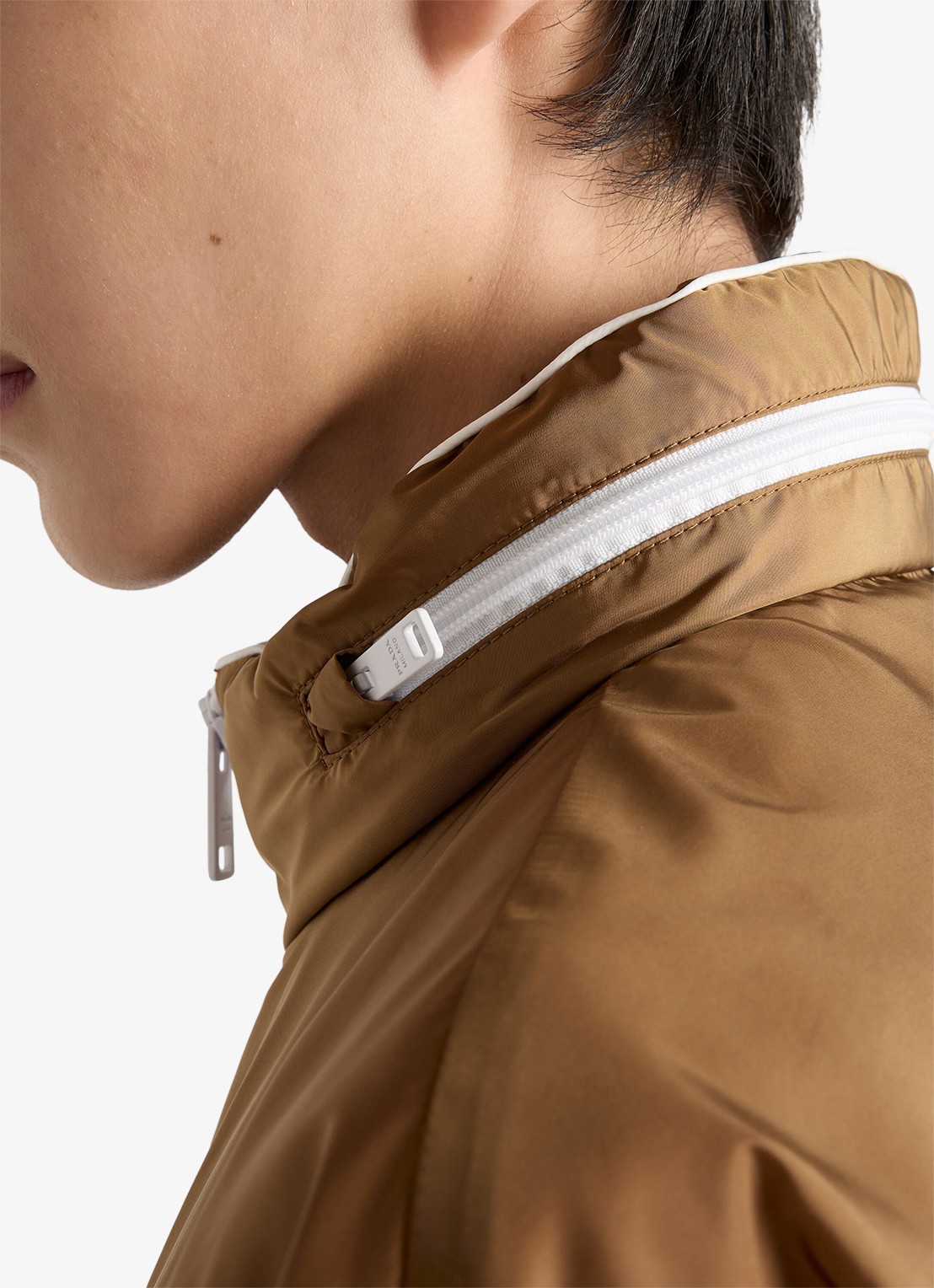 Prada Re-Nylon jack met opbergbare capuchon - detail 3 camel