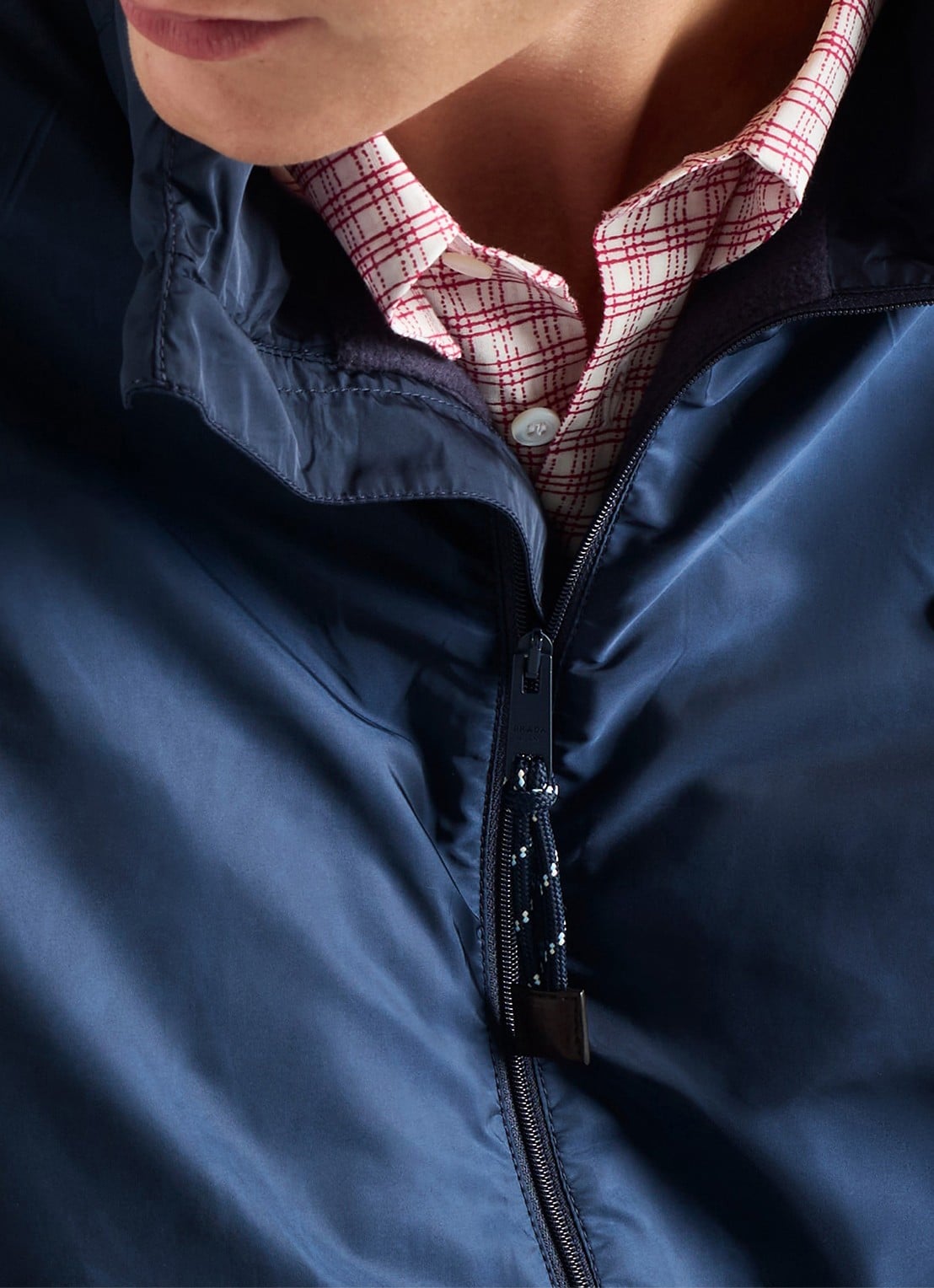 Prada Re-Nylon jack met opbergbare capuchon - detail 6 donkerblauw