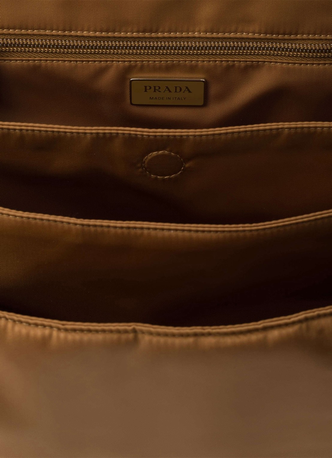 Prada Re-Nylon Large gewatteerde schoudertas - detail 2 camel