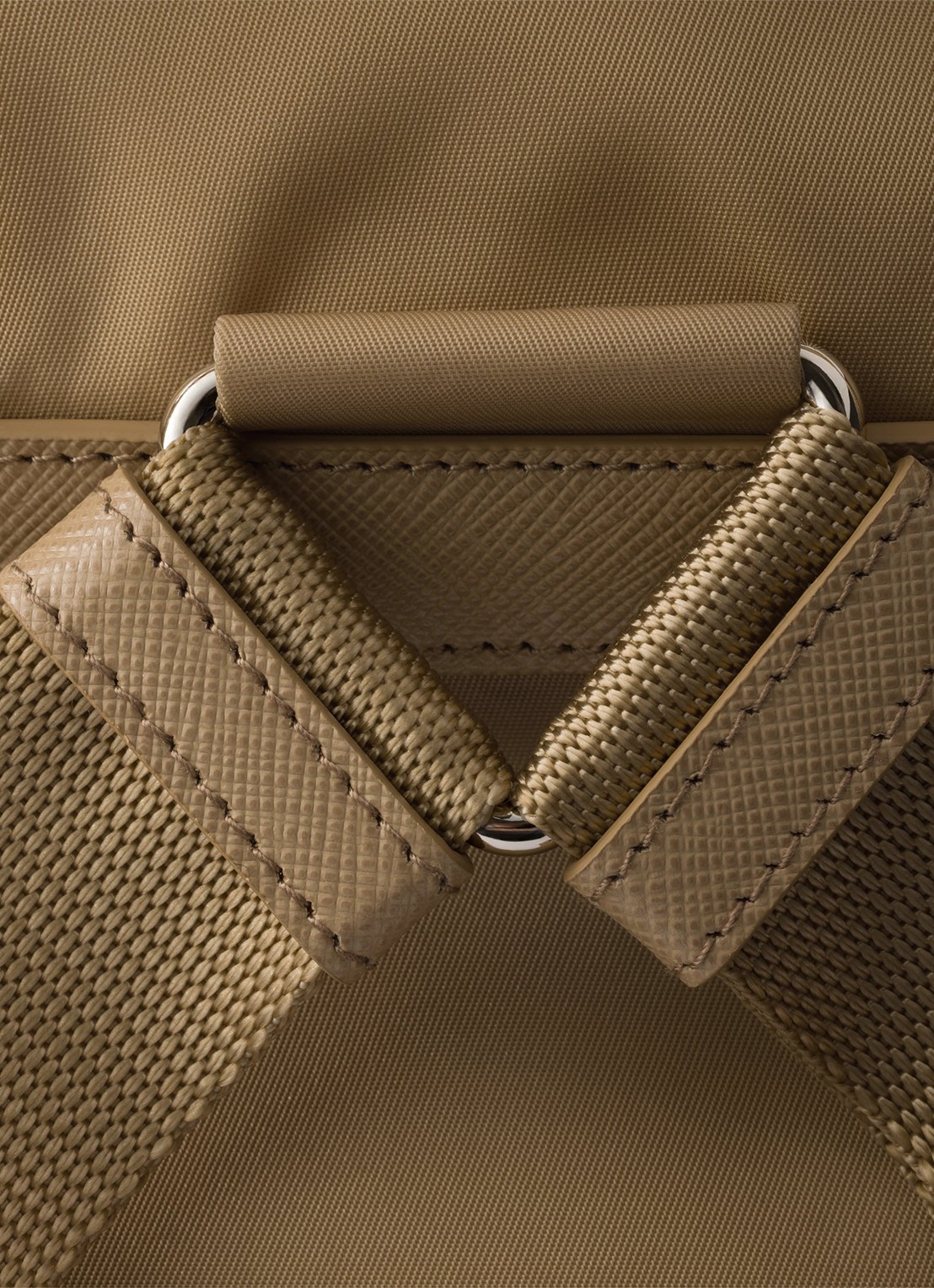 Prada Re-Nylon Medium rugzak met leren details - detail 4 lichtbruin