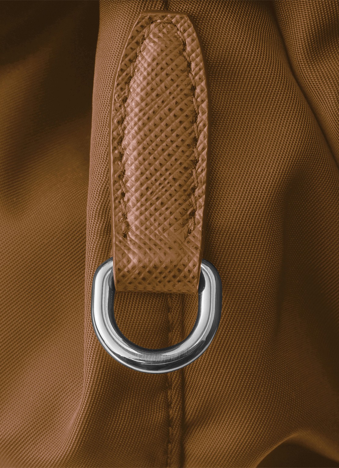 Prada Re-Nylon Medium rugzak met leren details - detail camel