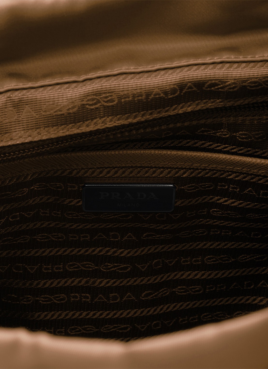 Prada Re-Nylon Medium rugzak met leren details - detail 3 camel