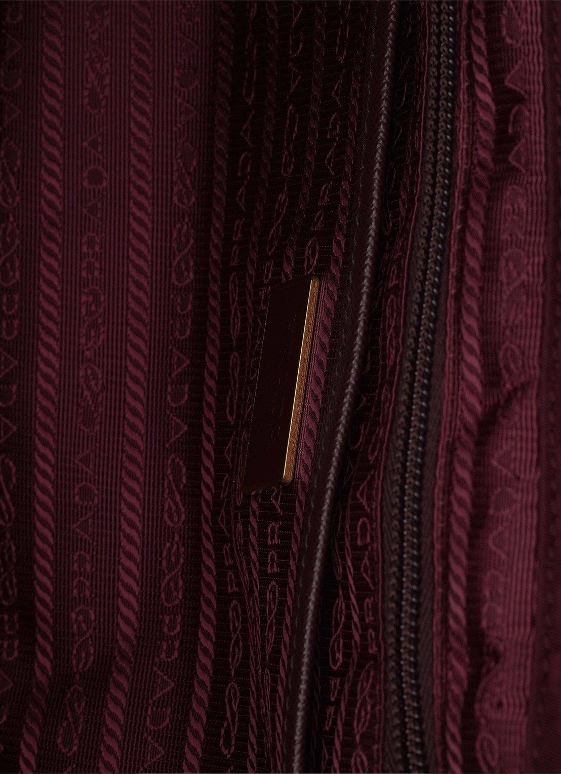 Prada Re-Nylon Medium rugzak met leren details - detail 5 bordeauxrood