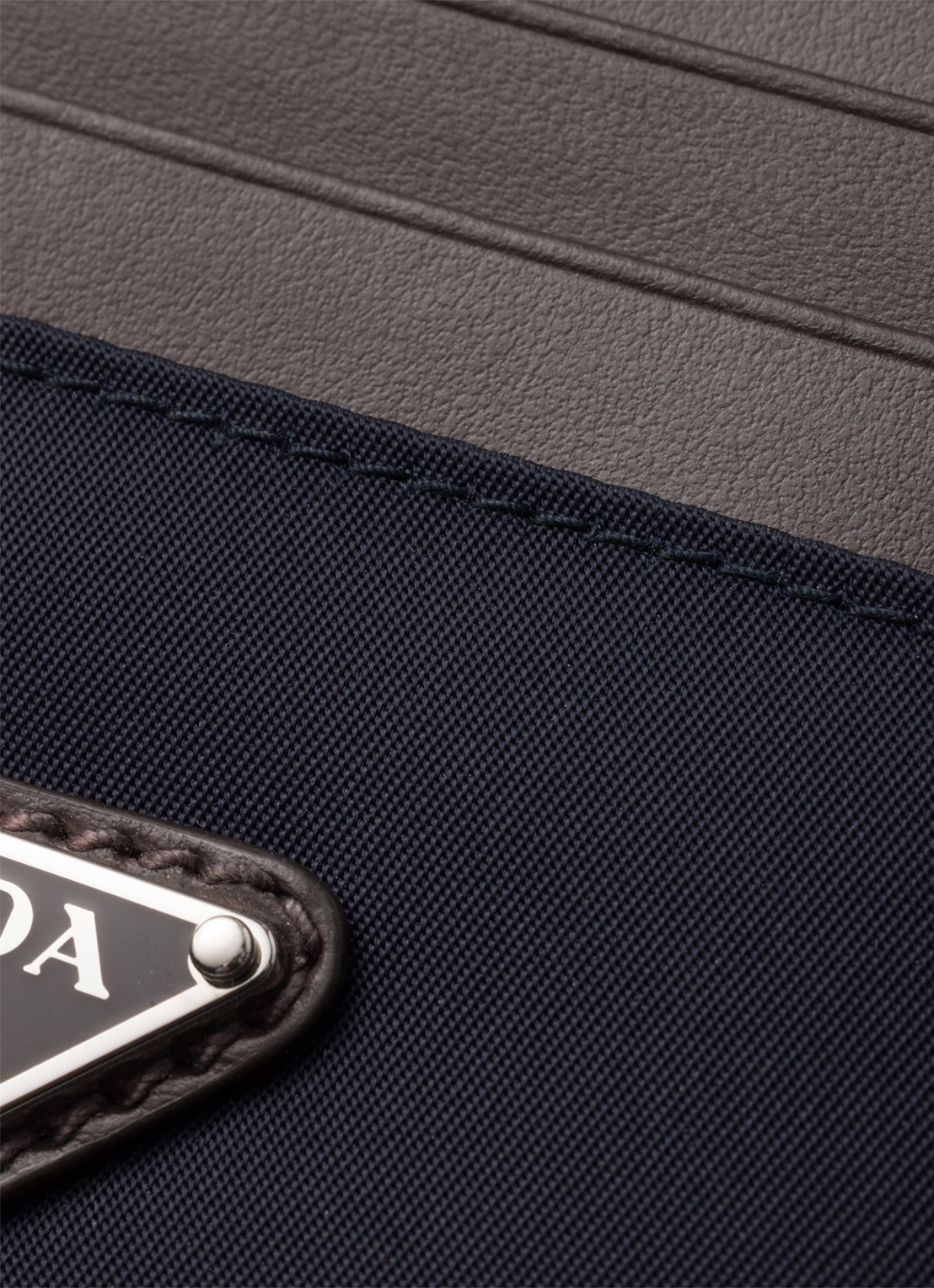 Prada Re-Nylon pasjeshouder met leren details - detail 2 donkerbruin