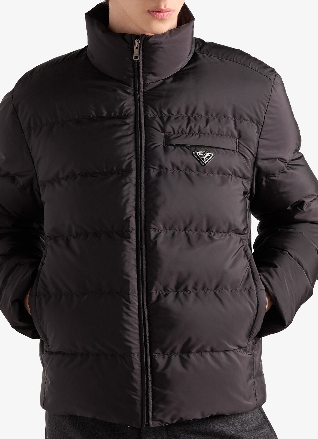 Prada Re-Nylon puffer jack met donsvulling - detail 3 zwart
