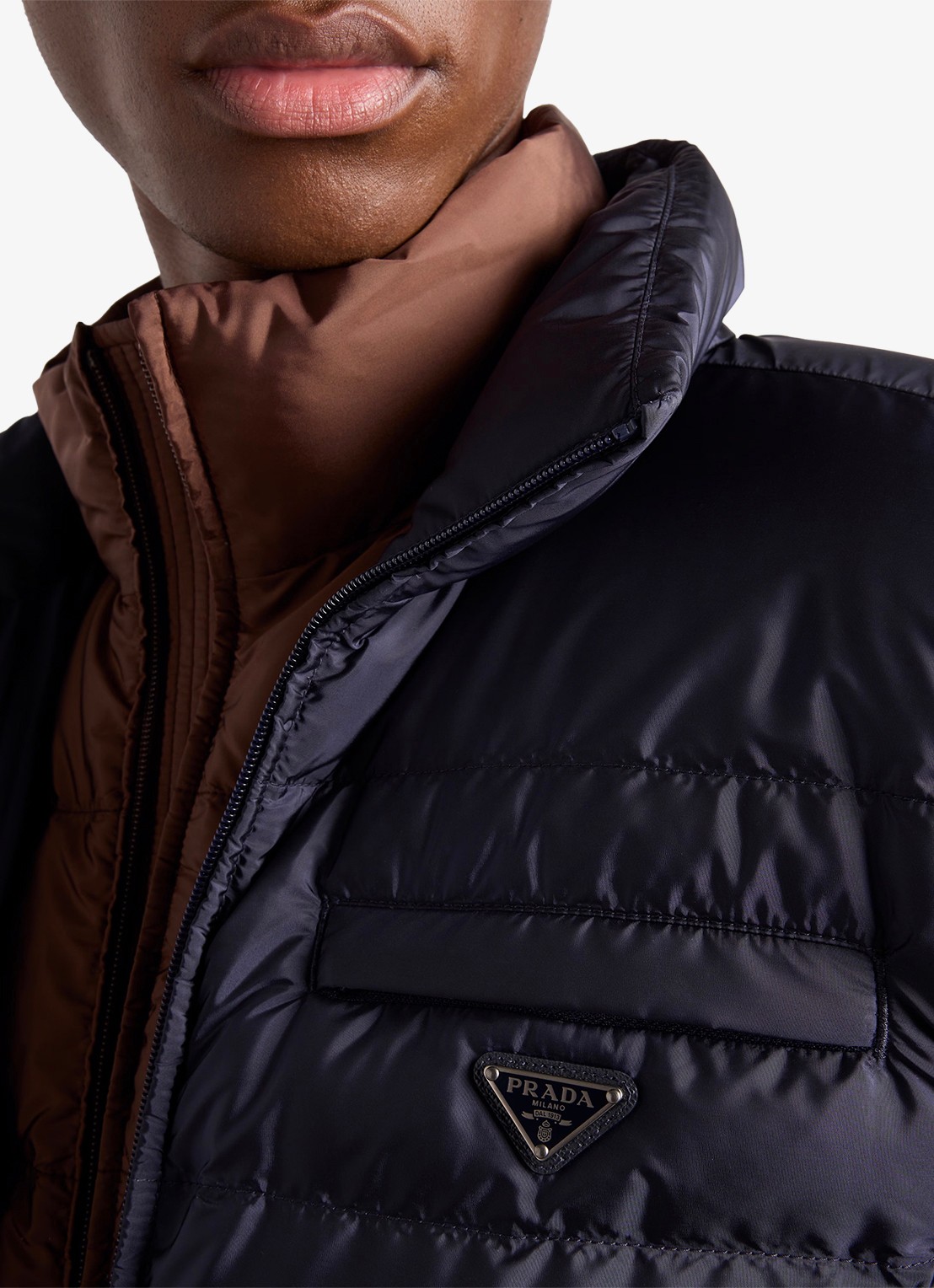 Prada Re-Nylon puffer jack met donsvulling - detail 2 donkerblauw
