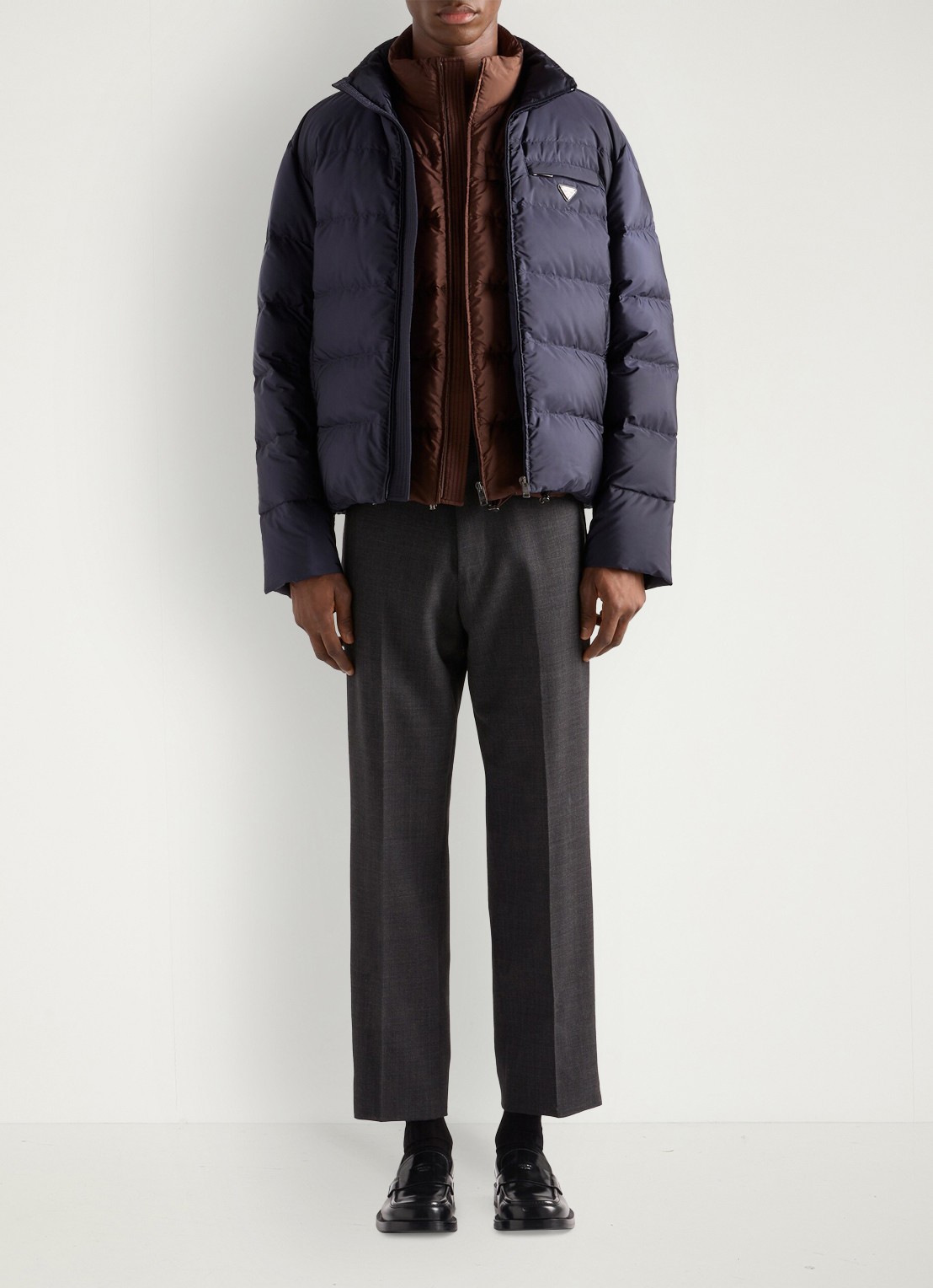 Prada Re-Nylon puffer jack met donsvulling - voorkant 5 donkerblauw