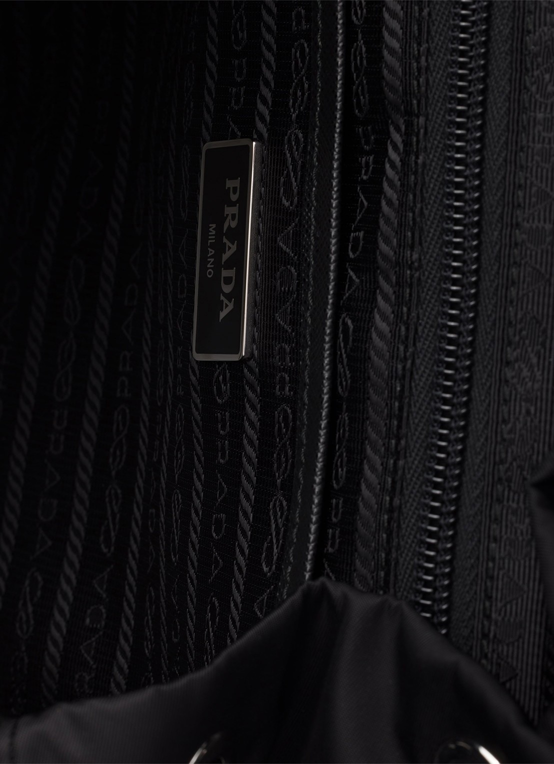 Prada Re-Nylon rugzak met leren details - detail zwart