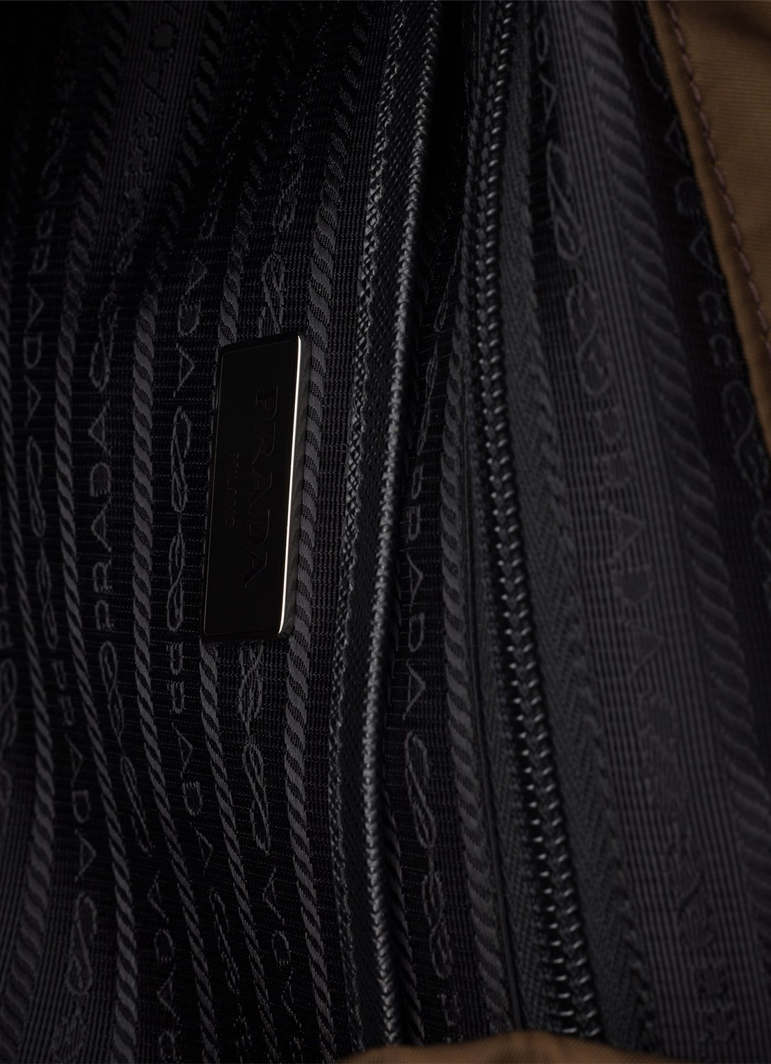Prada Re-Nylon rugzak met leren details - detail 4 donkerbruin