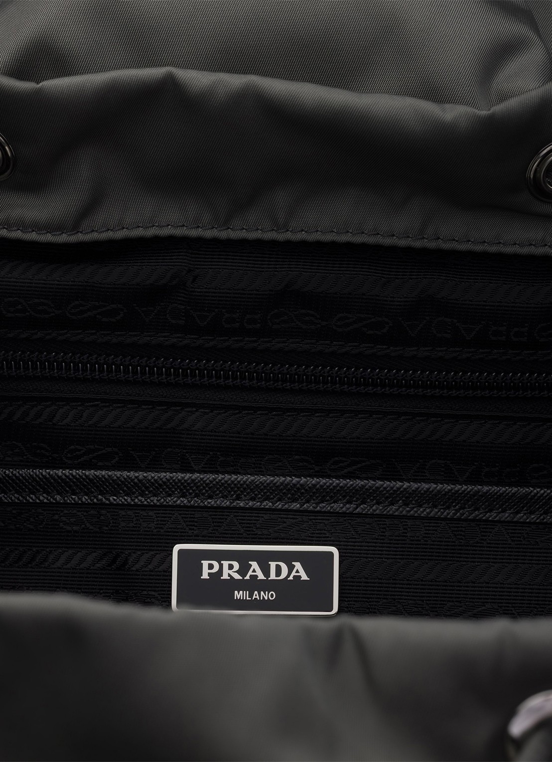 Prada Re-Nylon rugzak met leren details - detail 6 donkergrijs