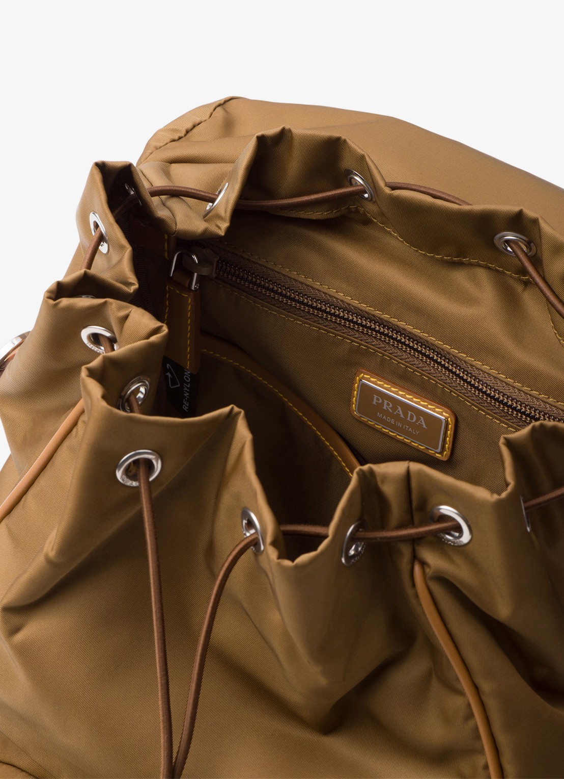 Prada Re-Nylon rugzak met leren details - detail 2 bruin