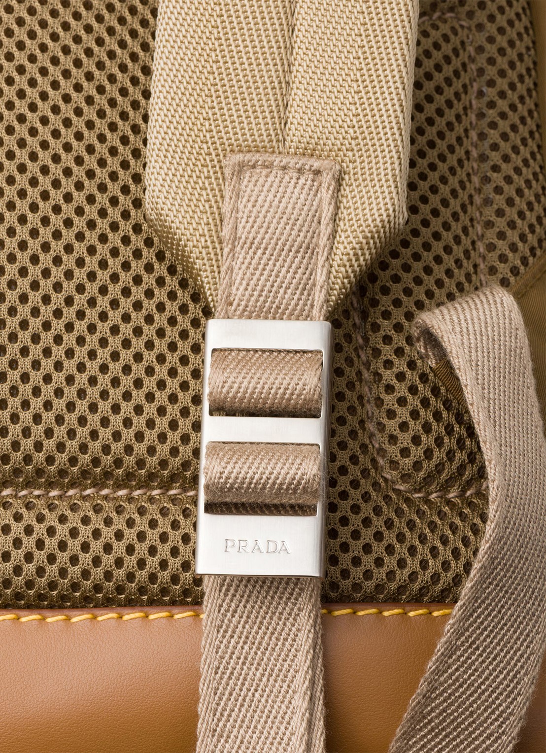 Prada Re-Nylon rugzak met leren details - detail 4 bruin