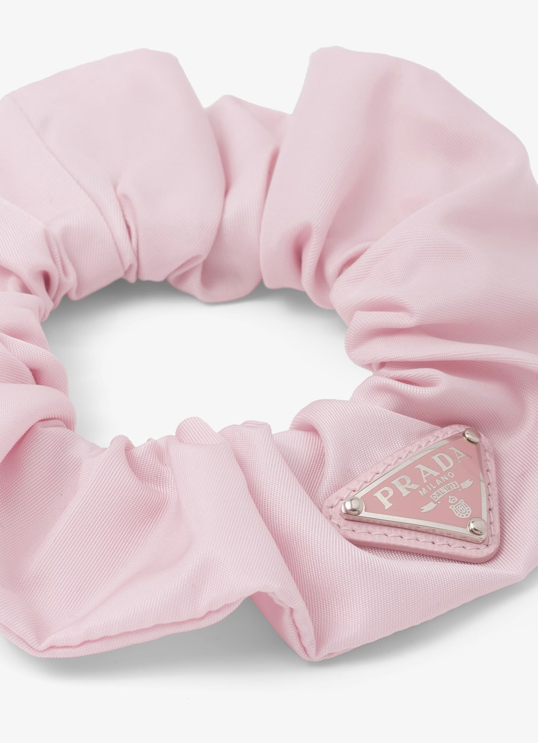 Prada Re-Nylon scrunchie met logo - achterkant lichtroze