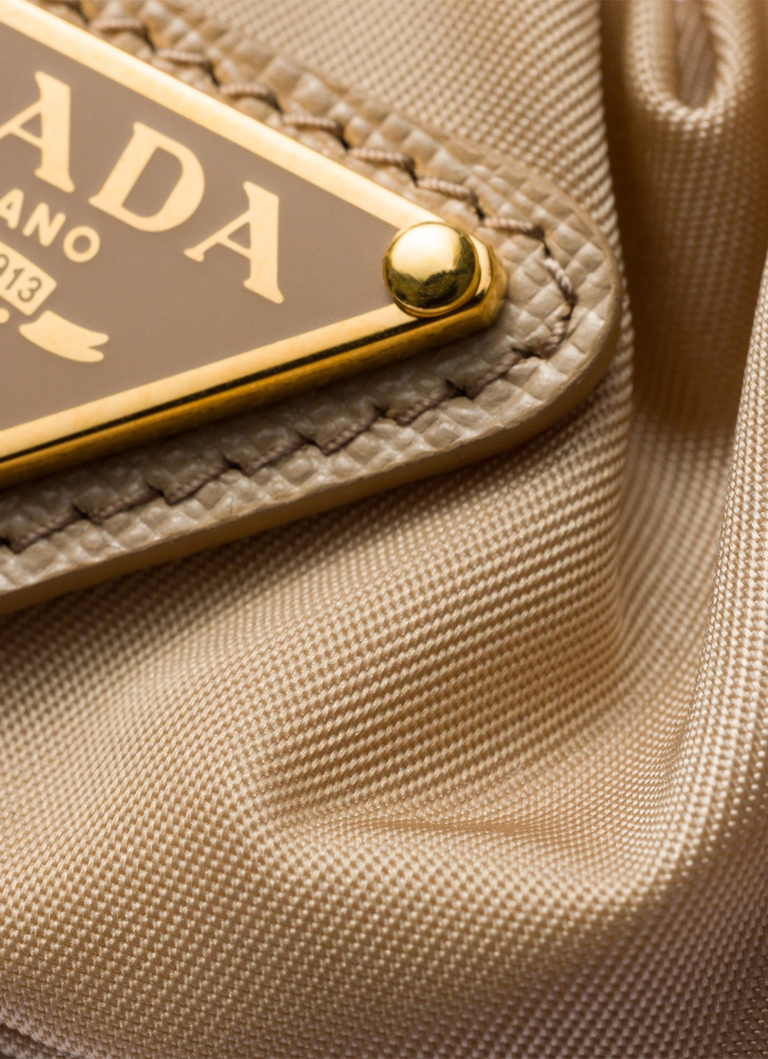 Prada Re-Nylon scrunchie met logo - voorkant 2 beige