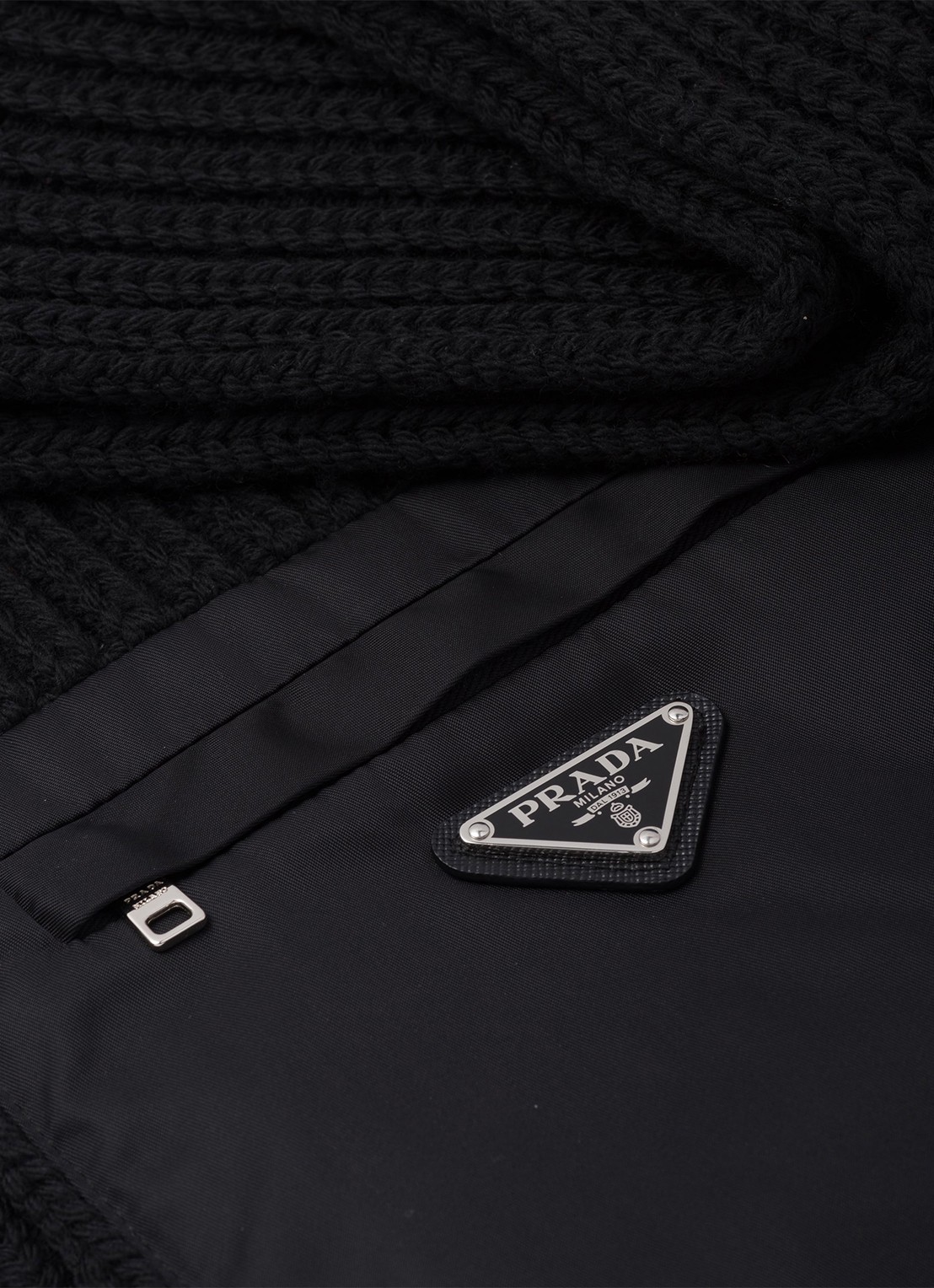 Prada Re-Nylon sjaal in wolblend - detail zwart