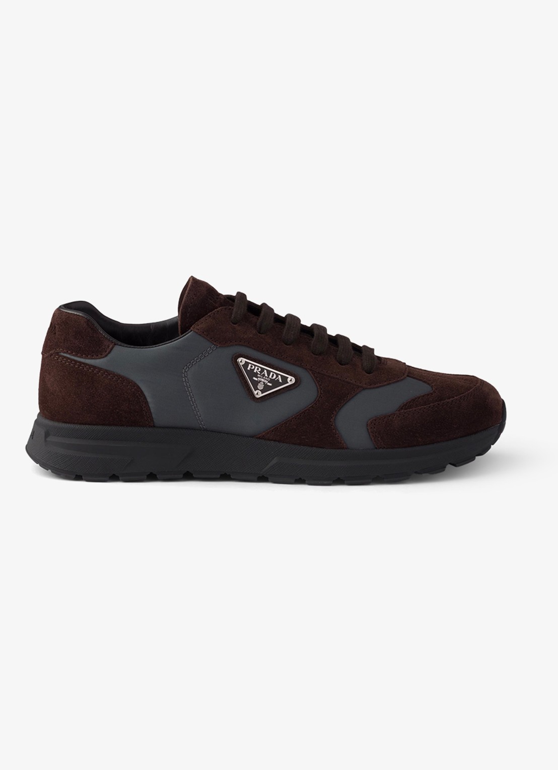 Prada Re-Nylon sneaker met suède details - voorkant donkerbruin