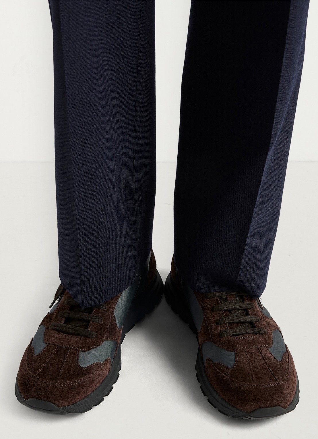 Prada Re-Nylon sneaker met suède details - voorkant 2 donkerbruin
