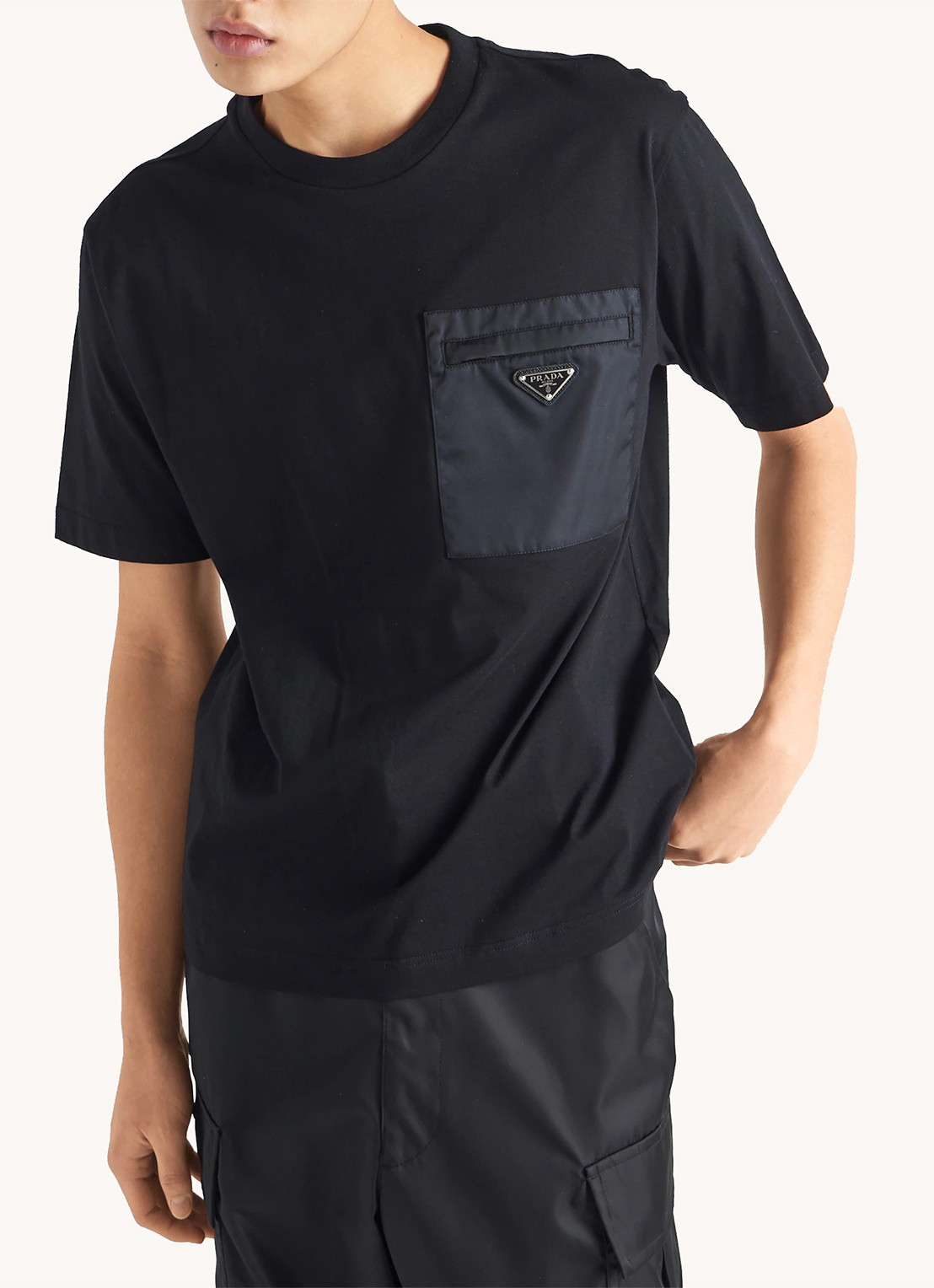 Prada Re-Nylon T-shirt met borstzak en logo - detail 3 zwart