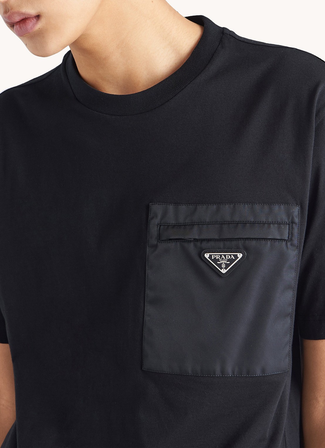 Prada Re-Nylon T-shirt met borstzak en logo - detail 4 zwart