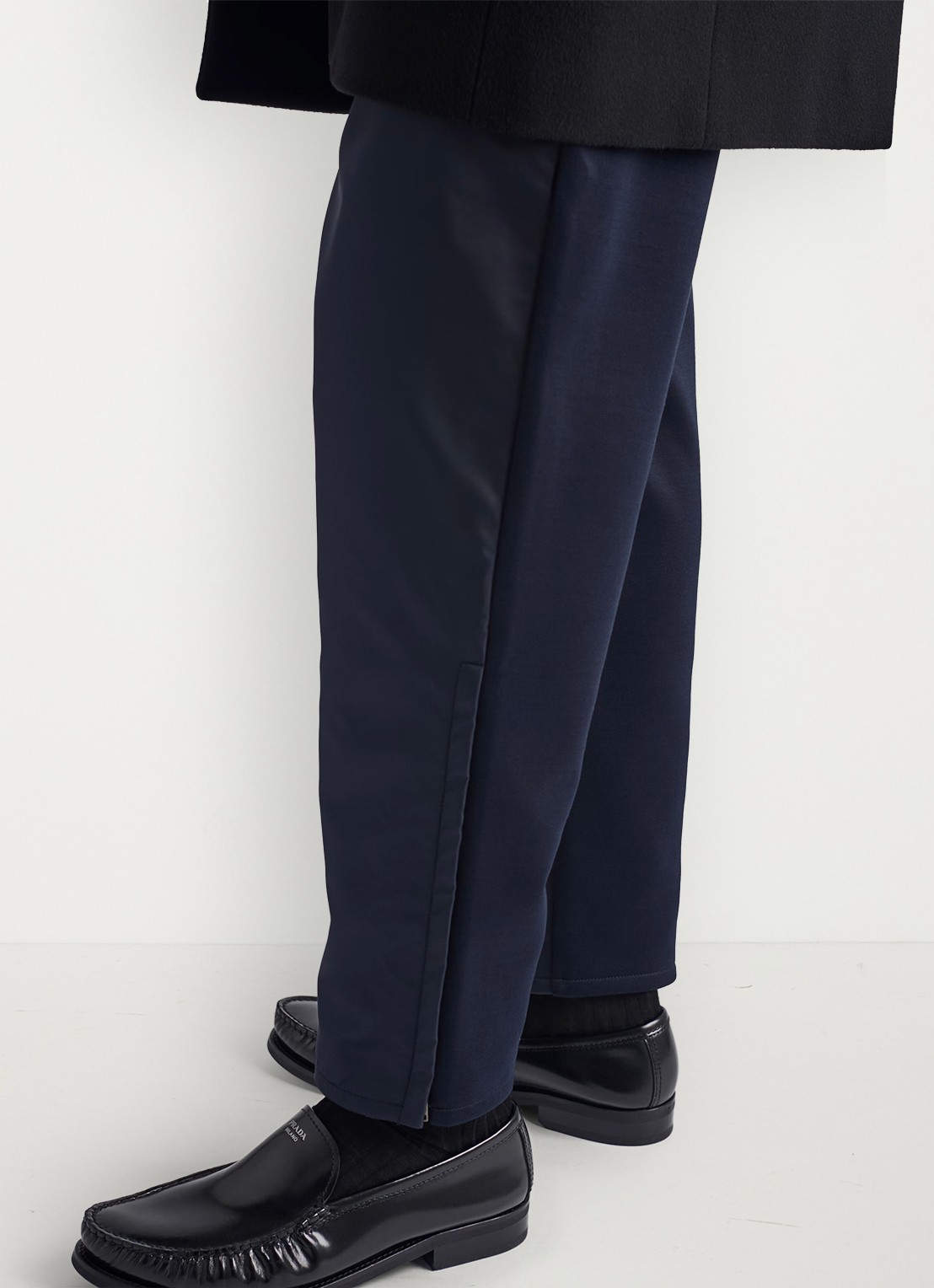 Prada Re-Nylon tapered fit trackpants met steekzakken - detail 3 donkerblauw