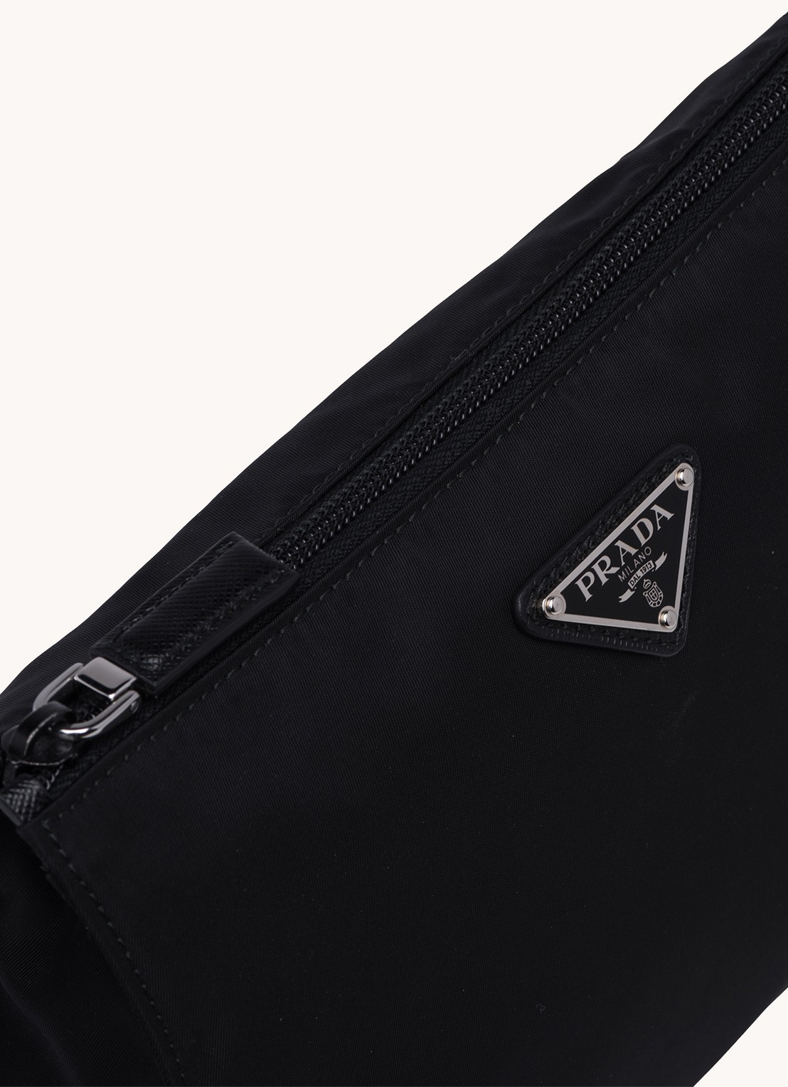 Prada Re-Nylon toilettas met kalfsleren details - detail 3 diepzwart