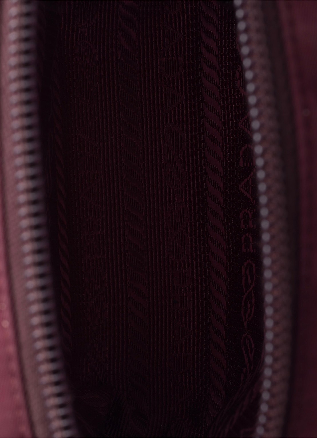 Prada Re-Nylon toilettas met logo - detail 2 bordeauxrood