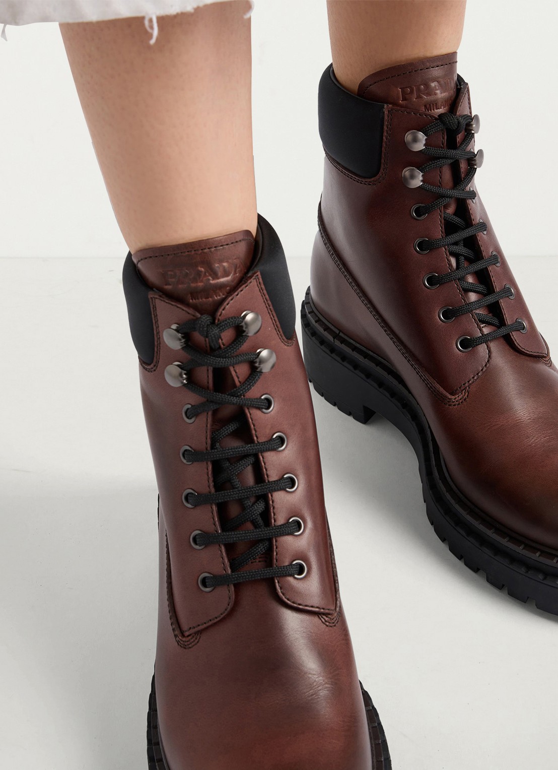 Prada Re-Nylon veterboot van leer - achterkant donkerbruin