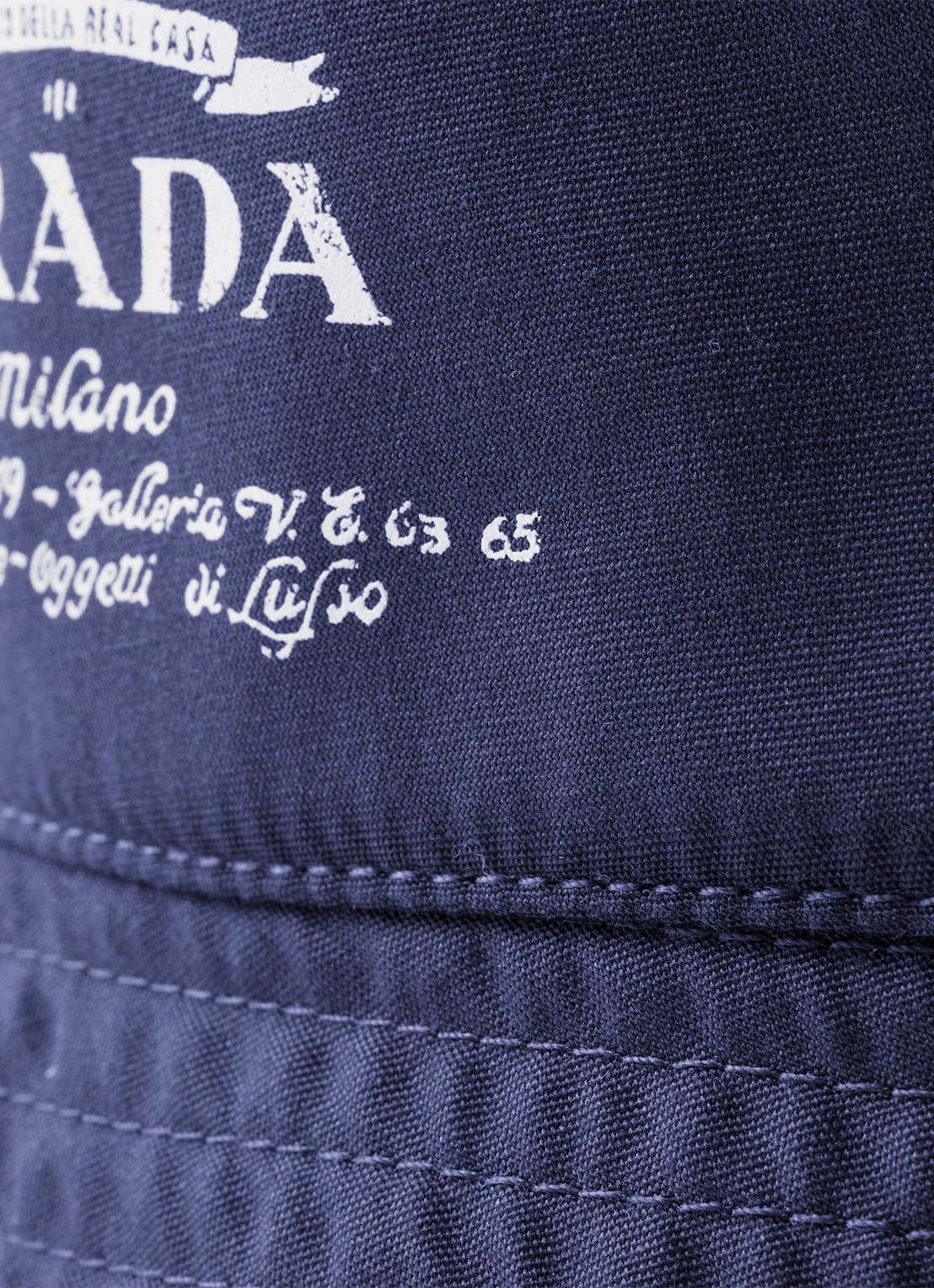 Prada Reversible bucket hoed met logo - achterkant donkerblauw