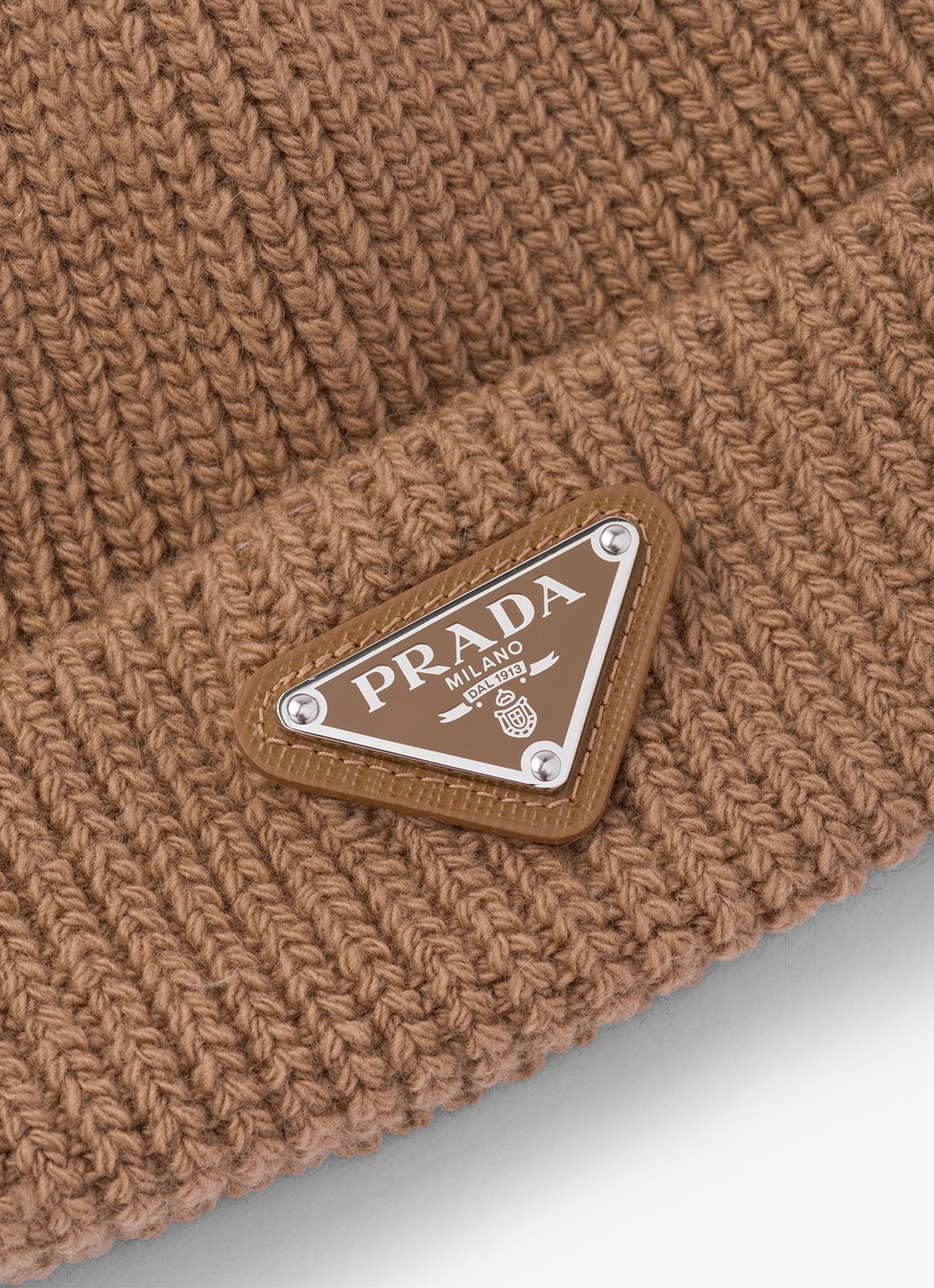 Prada Ribgebreide muts in kasjmierblend met logo - detail bruin