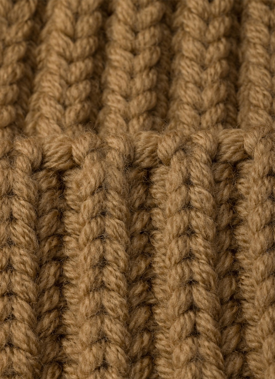 Prada Ribgebreide muts van scheerwol met logo - detail camel